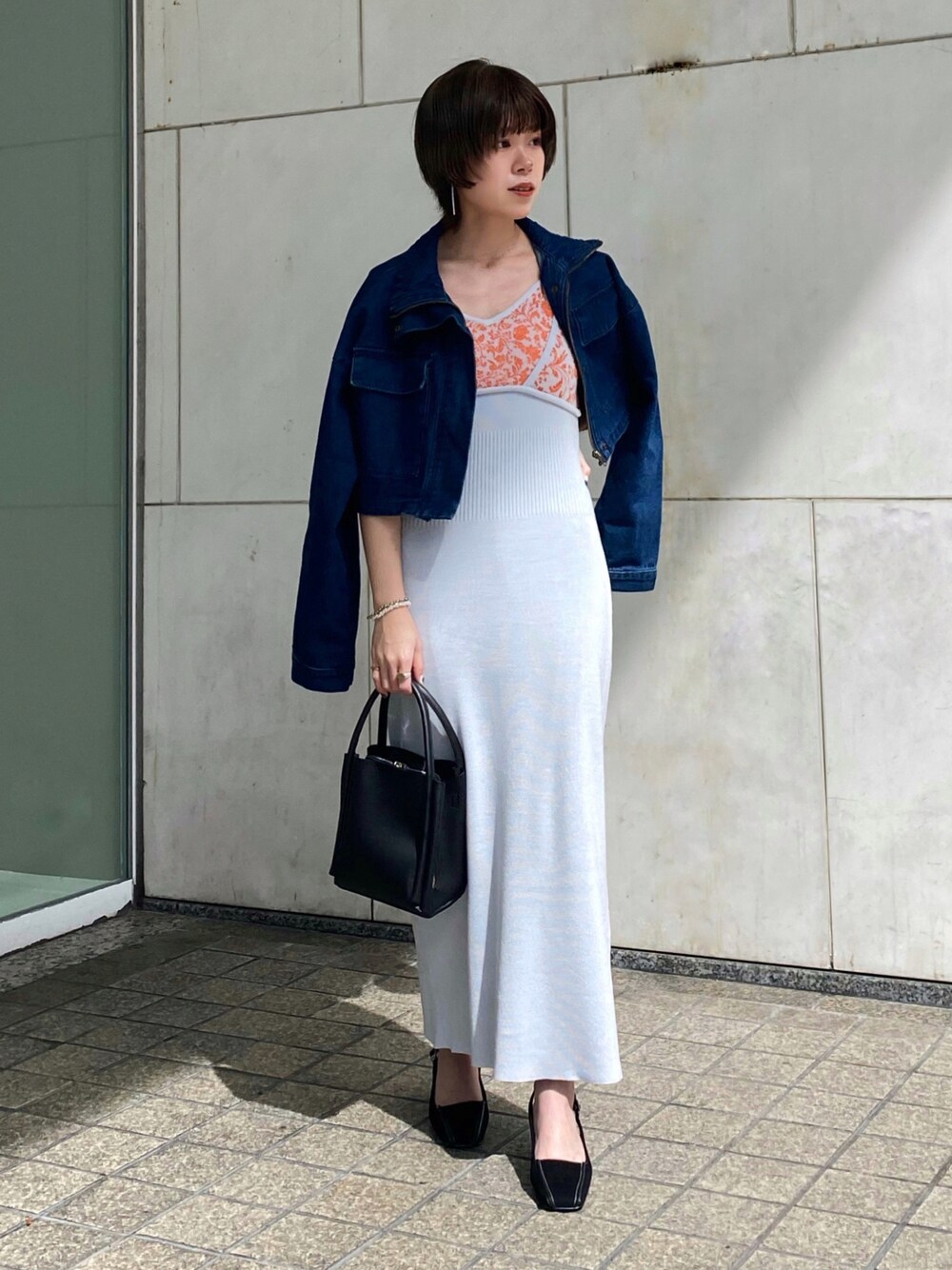 「お出かけコーデ、デート、デニム、デニムジャケット、ワンピース、オトナ女子、今日のコーデ、きれいめカジュアル、キレイめコーデ、Ray Cassin、ワンピース×デニム」｜「RAY CASSINのマルチミニショルダー（ショルダーバッグ、ブラック系）」を使った、nimoさん（レディース・155cm）の春コーディネートの1枚目の写真