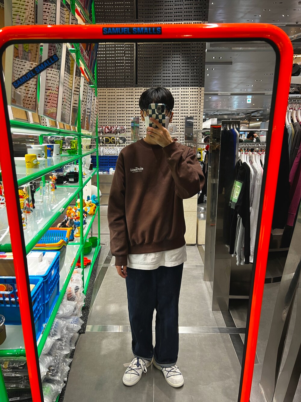 「boy、sporty、韓国ファッション、NIKE、off white」｜「WILD THINGSのアイテム（スウェット、ブラウン系）」を使った、black_sooannさん（メンズ・182cm）の冬コーディネートの1枚目の写真