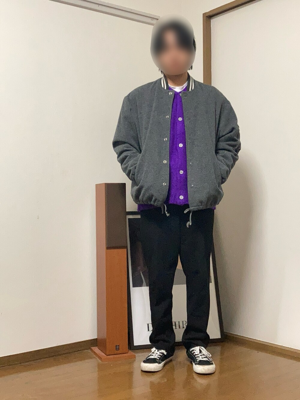 「秋コーデ、大人コーデ、カジュアル、メンズファッション、秋服コーデ、スニーカー、ストリートMIX、重ね着、レイヤードスタイル」｜「UNIQLOのアイテム（スラックス、ブラック系）」を使った、ロロさん（メンズ・166cm）の秋コーディネートの1枚目の写真