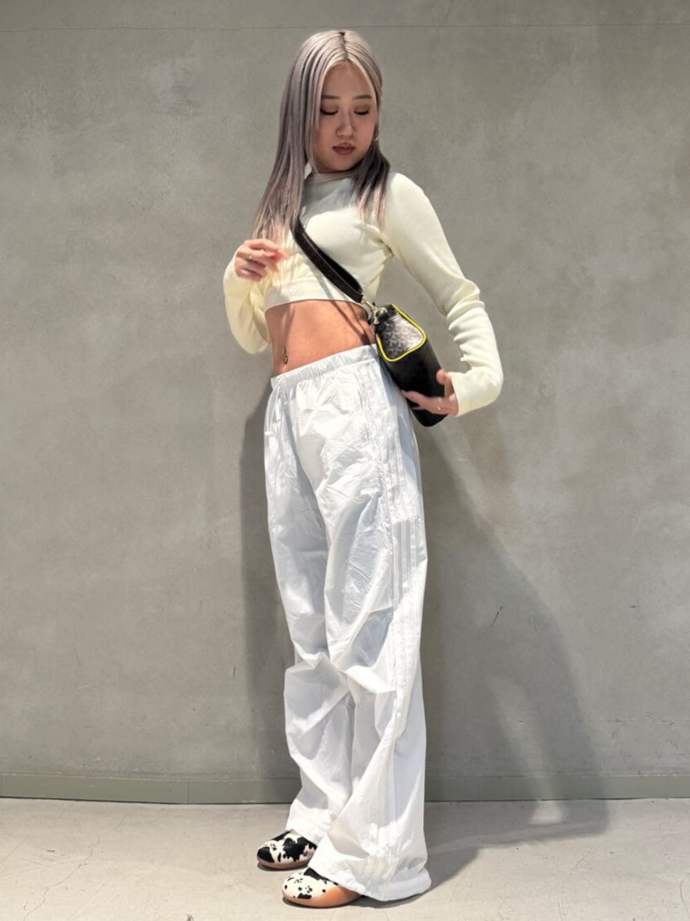 「スニーカー、ショルダーバッグ、adidas、adidas originals、クロップドトップス、長袖Tシャツ、パラシュートパンツ、ウーブンパンツ、テコンドー」｜HNさん（レディース・158cm）の春コーディネートの1枚目の写真