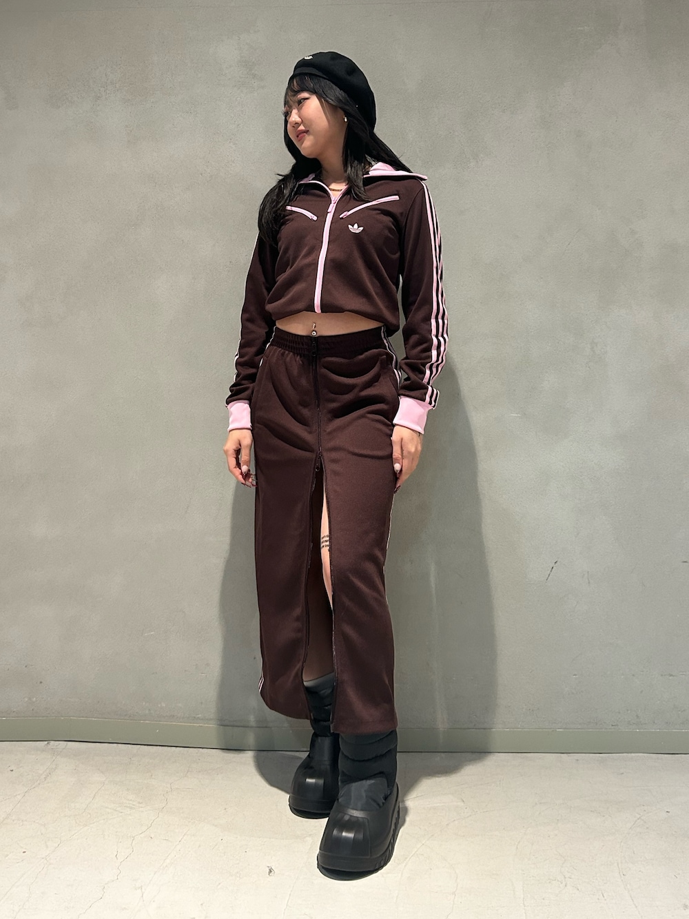 「スカート、ベレー帽、adidas、アディダス、adidas originals、アディダスオリジナルス、70s、トラックトップ、アディフォーム、SST ブーツ」｜「adidasのSKIRT / アディダスオリジナルス adidas Originals（スカート、ブラウン系）」を使った、HNさん（レディース・158cm）の秋コーディネートの1枚目の写真