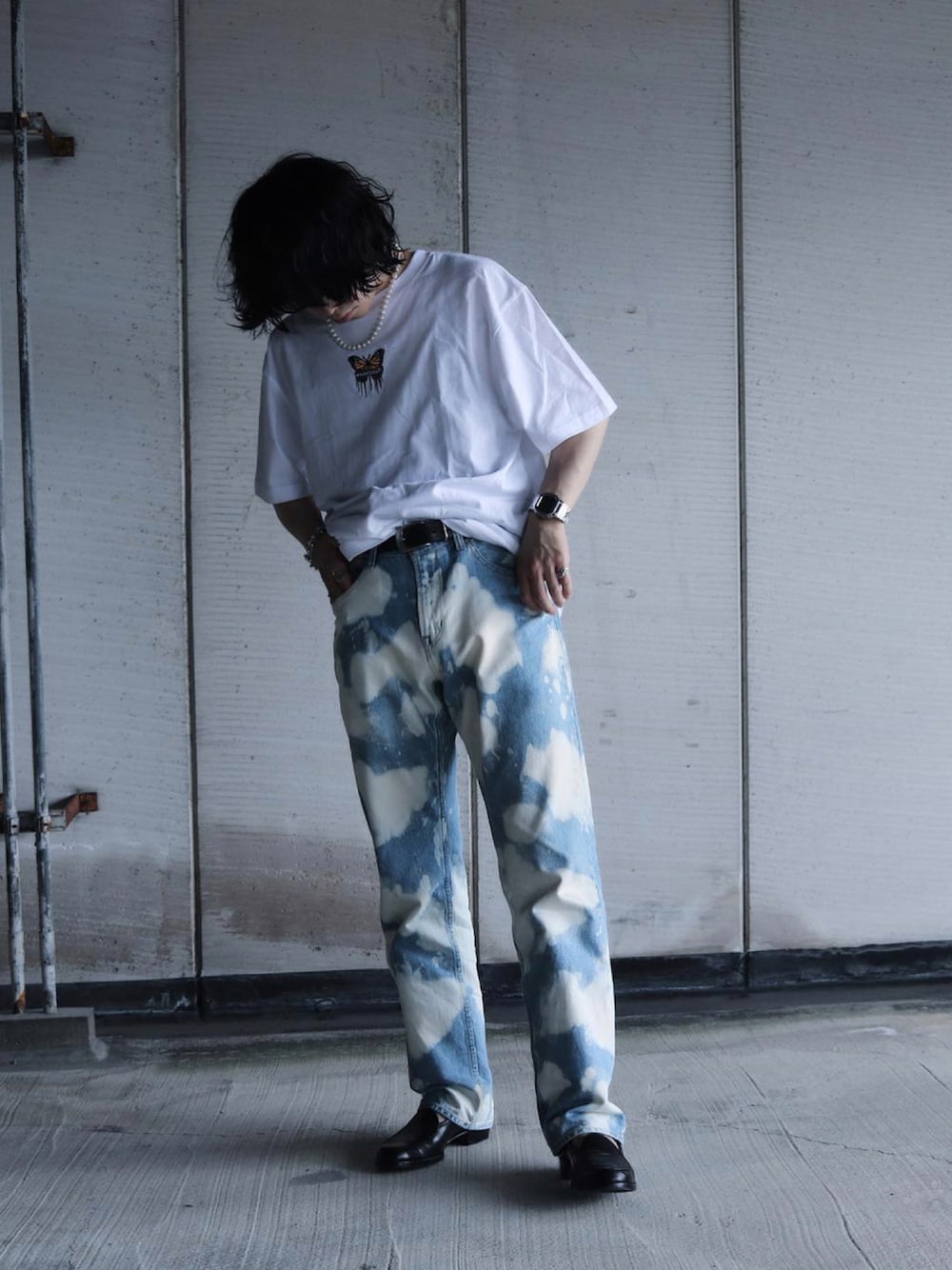 イエロー系のTシャツ/カットソー、ブルー系のデニムパンツ、ブラック系のローファーを着用したメンズの夏コーディネートの1枚目の写真