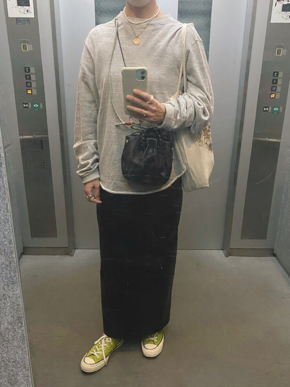 「大人カジュアル、フェイクレザー、フェイクレザースカート、タイトスカート、チャックテイラー、CT70s、カラーコンバース、グレースウェット、コインネックレス、パールネックレス」｜「CONVERSEのアイテム（スニーカー、グリーン系）」を使った、ahiroさん（レディース・165cm）の秋コーディネートの1枚目の写真