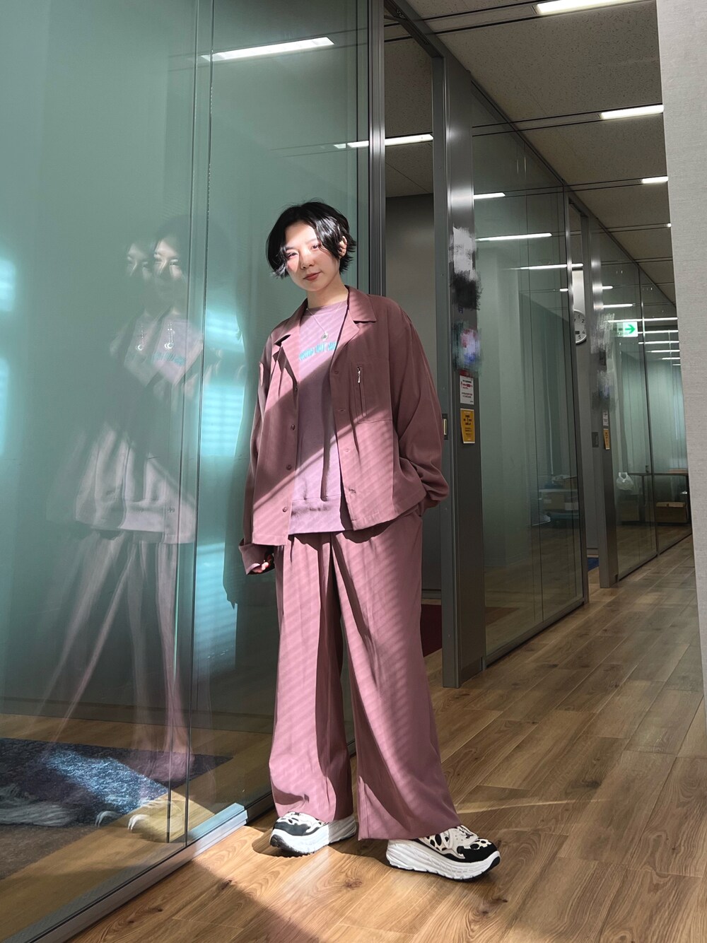 「春服、ボーイッシュ、メンズライク、セットアップ、春コーデ、オールピンク、ピンクコーデ、春カラー、厚底シューズ、春色」｜「9090のアイテム（フォーマルスーツ/小物、ピンク系）」を使った、光永さん（レディース・159cm）の春コーディネートの1枚目の写真