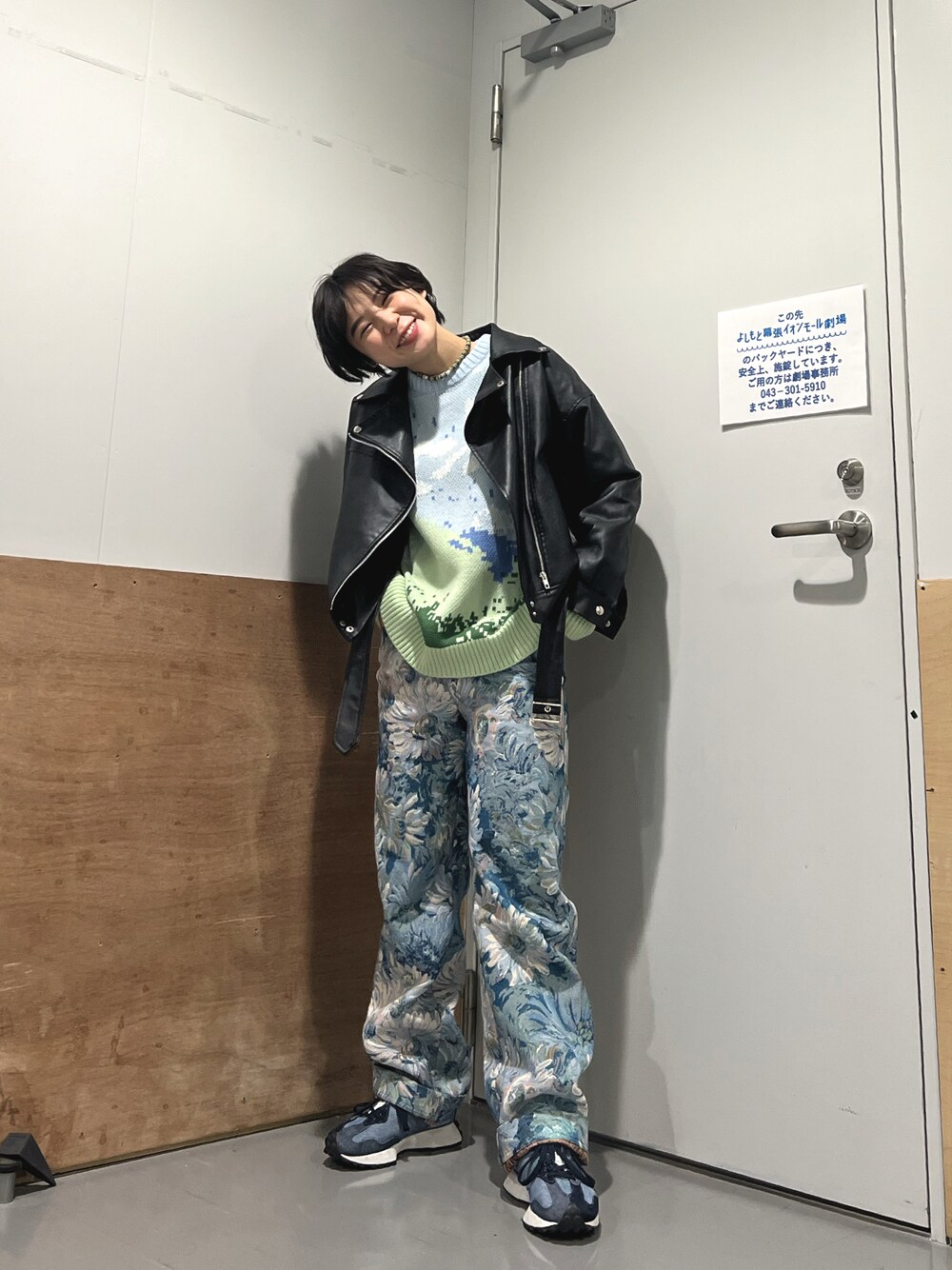 「ごきげんウィーク、水色、ライダース、柄パンツ、ブルーコーデ、ボーイッシュ、メンズライク、休日スタイル、スニーカー」｜「NERDYのNERDY Mountain Crewneck Sweater / ノルディー マウンテン クルーネック セーター（ニット/セーター、グリーン系）」を使った、光永さん（レディース・159cm）の春コーディネートの1枚目の写真