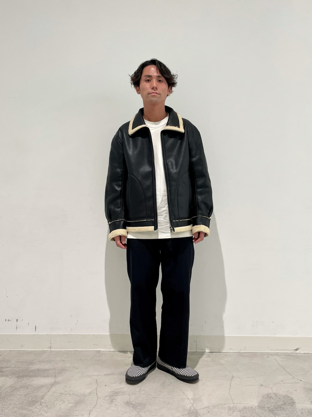 「B3、b3ジャケット、トレンドコーデ、トレンドアウター、オトナカジュアル、モノトーン、モノトーンコーデ、ワイドパンツ、シンプルコーデ、古着MIX、ファッションの力を信じよう、レザージャケット、エコレザー、レザーコーデ、ootd」｜「CIAOPANICのリバーシブルボアフライトジャケット（ブルゾン、ブラック系）」を使った、木山正己さん（メンズ・176cm）の秋コーディネートの1枚目の写真