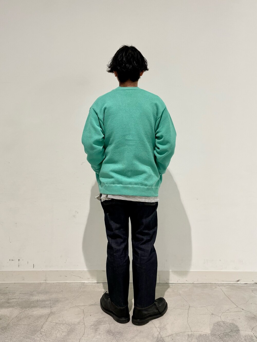 グリーン系のカーディガン/ボレロを着用したメンズの春コーディネートの2枚目の写真