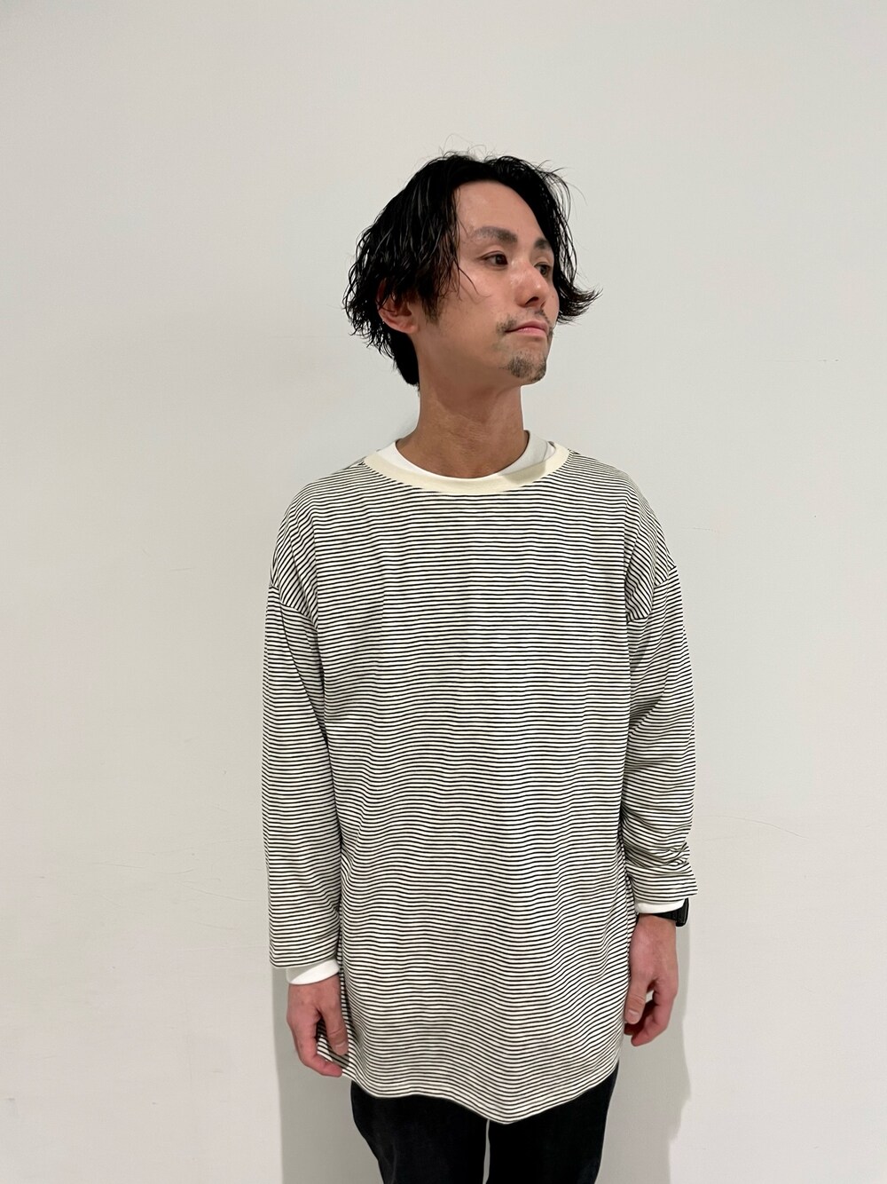 グリーン系のカーディガン/ボレロを着用したメンズの春コーディネートの4枚目の写真