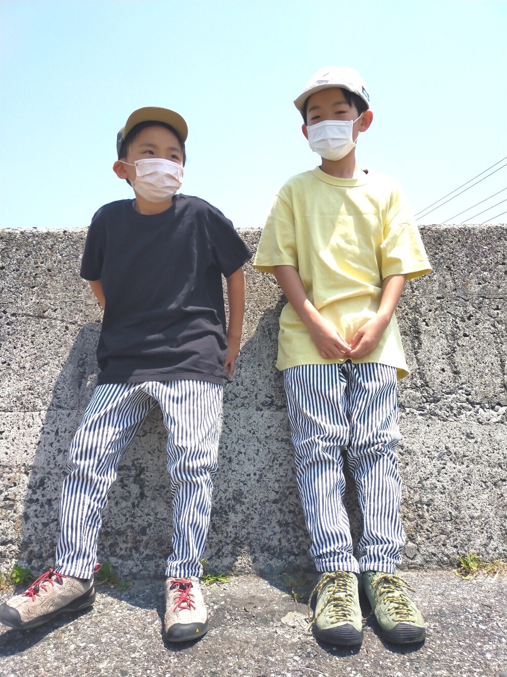 「カジュアルコーデ、休日スタイル、スニーカー、プチプラコーデ、シンプル、キャップ、ストライプ、Tシャツ、夏だ！Tシャツ着よう！、アウトドアスタイル」｜「BRANSHESのアイテム（パンツ、ブルー系）」を使った、おーぺーさん（キッズ・135cm）の春コーディネートの1枚目の写真