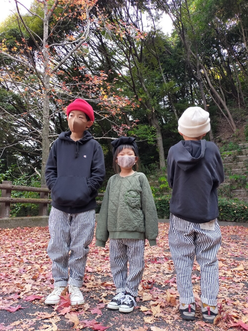 「キッズファッション、冬コーデ、男の子、カジュアル、ニット帽、小学生、シンプル、オーバーサイズ、女の子」｜「BRANSHESのアイテム（パンツ、ブルー系）」を使った、おーぺーさん（キッズ・130cm）の冬コーディネートの1枚目の写真