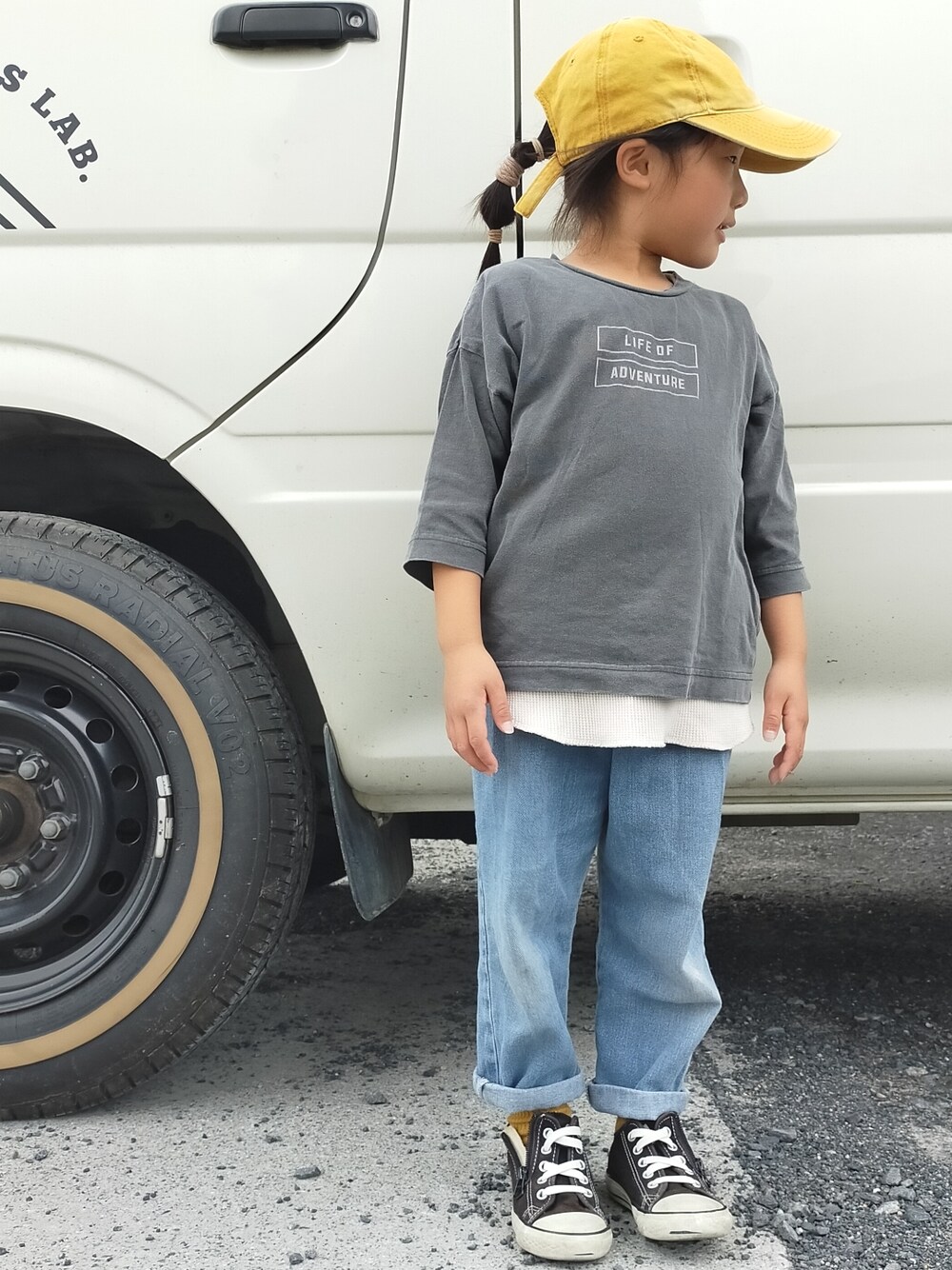 「春夏コーデ、キッズファッション、カジュアル、プチプラ、デニム、キャップ」｜「ZARAのアイテム（Tシャツ/カットソー、グレー系）」を使った、おーぺーさん（キッズ・110cm）の春コーディネートの1枚目の写真