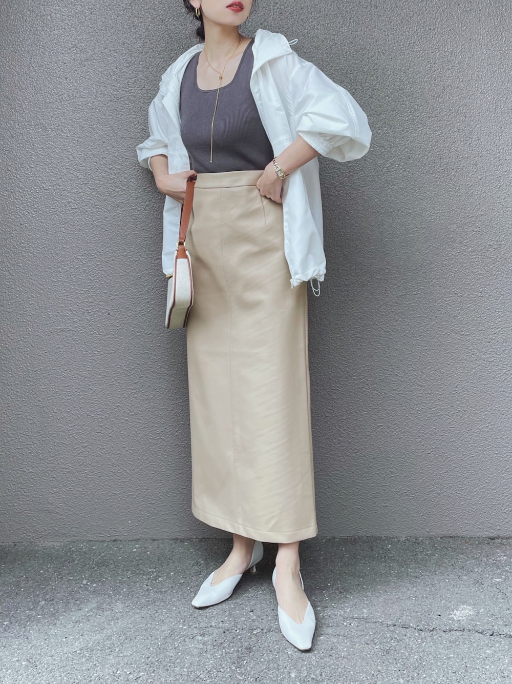 「春服みてみて、オトナカジュアル、ビッグシルエット、GU、GUコーデ、レザースカート、春コーデ、春アウター、スポーツミックス、ロングスカート、ボリューム袖、ブルゾン」｜「CENEの【CENE】セネ/ ドットロングネックレス（ネックレス、ゴールド系）」を使った、さくらさん（骨格ストレート・レディース・163cm）の春コーディネートの1枚目の写真