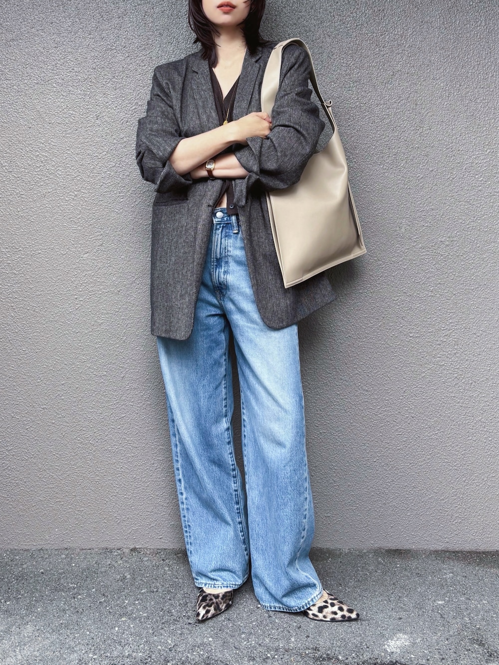 ブラウン系のニット/セーター、ブラウン系のテーラードジャケット、イエロー系のパンプスを着用したレディースの秋コーディネートの1枚目の写真