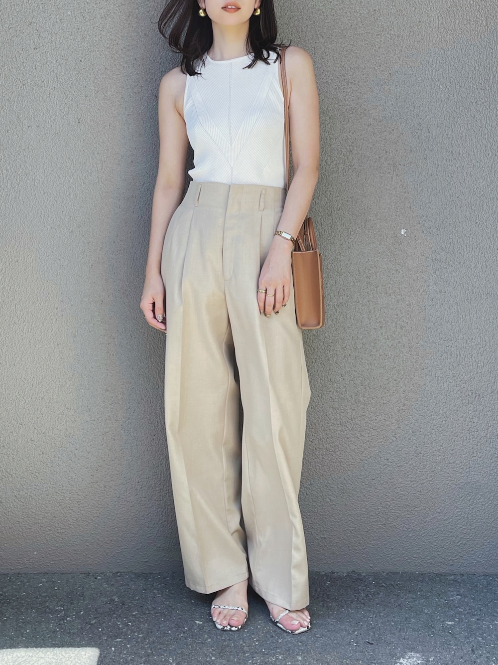 「今日のコスメと服、GU、ZARA、プチプラ、シンプルコーデ、ハイウエスト、ワイドパンツ、ストレートパンツ、ミニバッグ、大人カジュアル、きれいめカジュアル、パンツスタイル、夏、ノースリーブ」｜「TOMORROWLAND のJW PEI FEI MINI トートバッグ（トートバッグ、ブラウン系）」を使った、さくらさん（レディース・163cm）の夏コーディネートの1枚目の写真