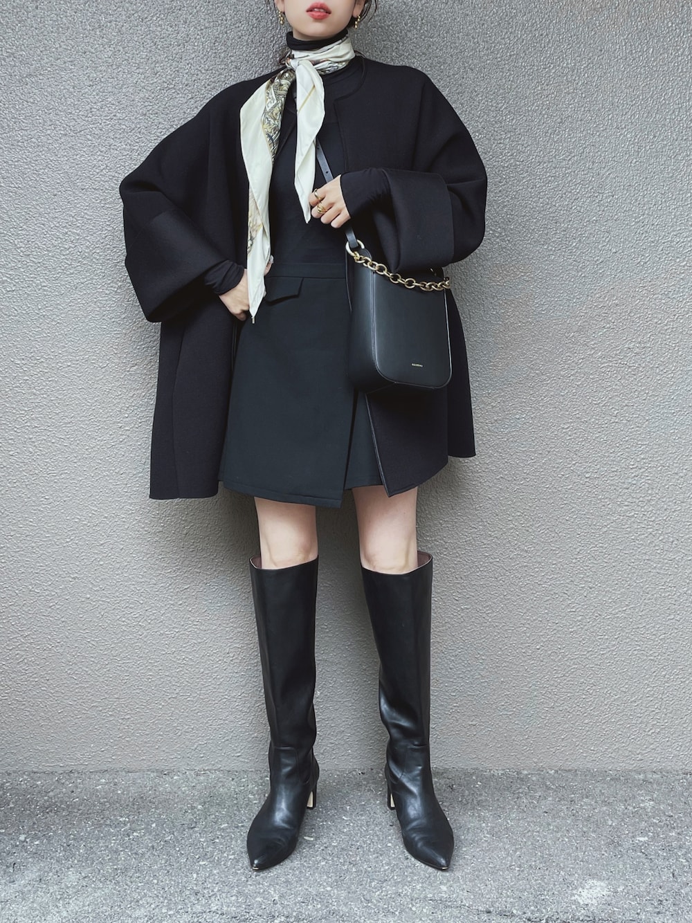 「DOUXARCHIVES、ドゥアルシーヴ、ボンディングコート、PR、ロングブーツ、ミニスカート、ショートパンツ、ミニボトム、ポンチョ、スカーフ、スカーフアレンジ、クラシカル、ボンディング」｜「Doux archivesの【ZOZOTOWN限定カラー有】ボンディングミドルコート（ノーカラーコート、ブラック系）」を使った、さくらさん（骨格ストレート・レディース・163cm）の秋コーディネートの1枚目の写真