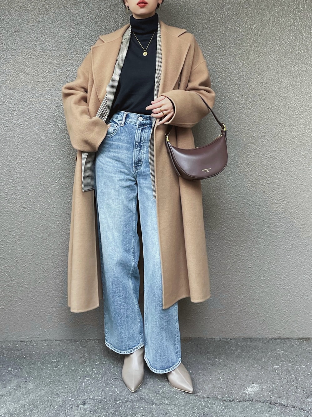 「お出かけコーデ、大人カジュアル、冬ファッション、着回しコーデ、ロングコート、タートルネック、きれいめカジュアル、デニム、レイヤードスタイル、骨格ストレート、ジャケット」｜「N.O.R.Cのダブルロングリバーコート（チェスターコート、イエロー系）」を使った、さくらさん（骨格ストレート・レディース・163cm）の冬コーディネートの1枚目の写真