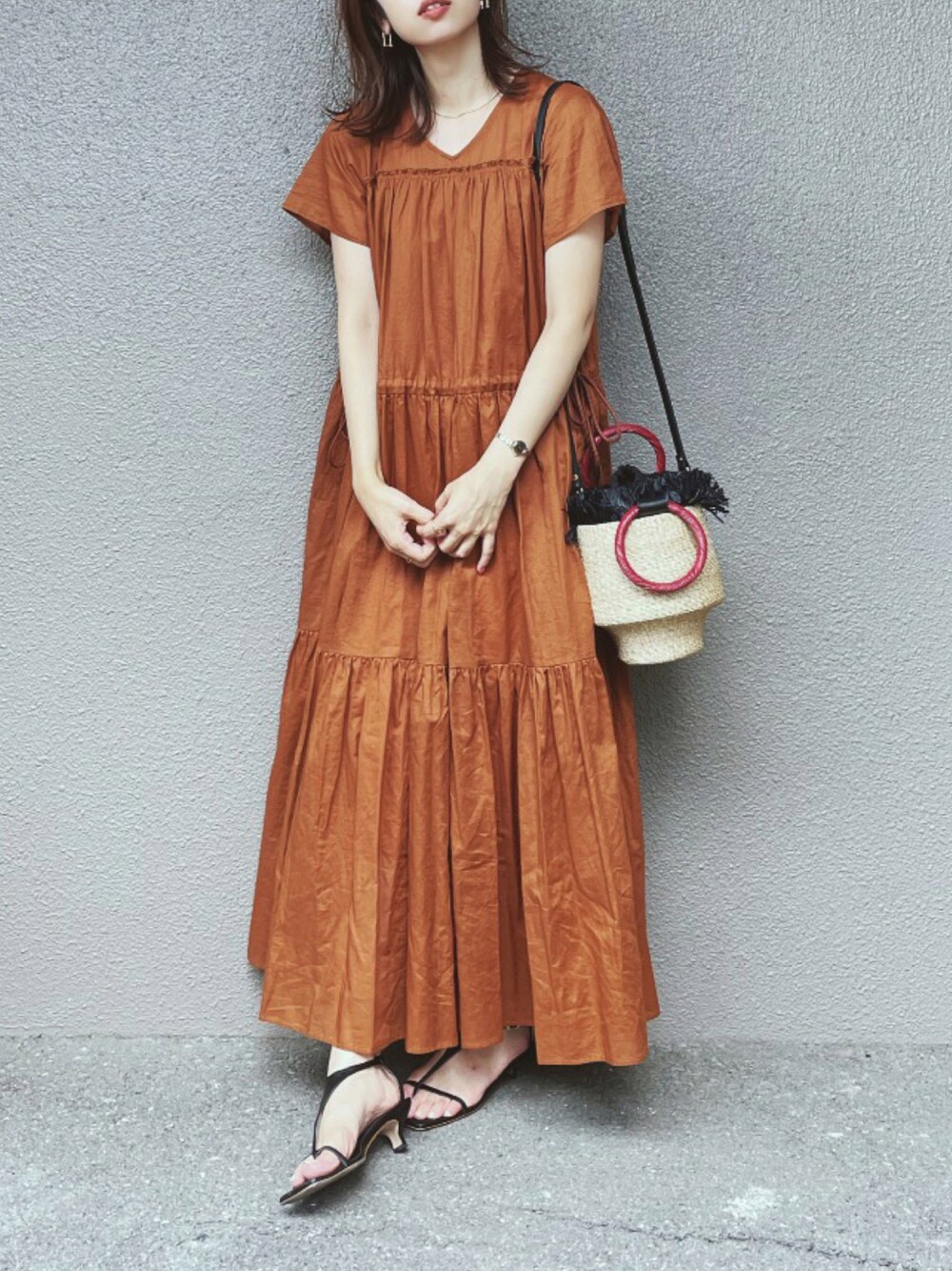 「かごバッグ、ロングワンピース、ティアードワンピース、トングサンダル、スクエアトゥ、シースルー、夏コーデ、ティアード、シアー、きれいめカジュアル」｜「HERENCIAのシースルー ティアード ワンピース（ワンピース、ブラウン系）」を使った、さくらさん（レディース・163cm）の夏コーディネートの1枚目の写真
