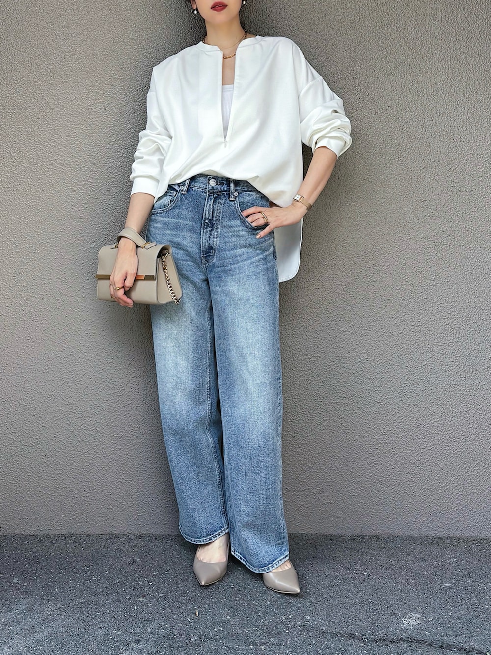 ホワイト系のTシャツ/カットソー、ブルー系のデニムパンツ、ベージュ系のパンプスを着用したレディースの秋コーディネートの1枚目の写真