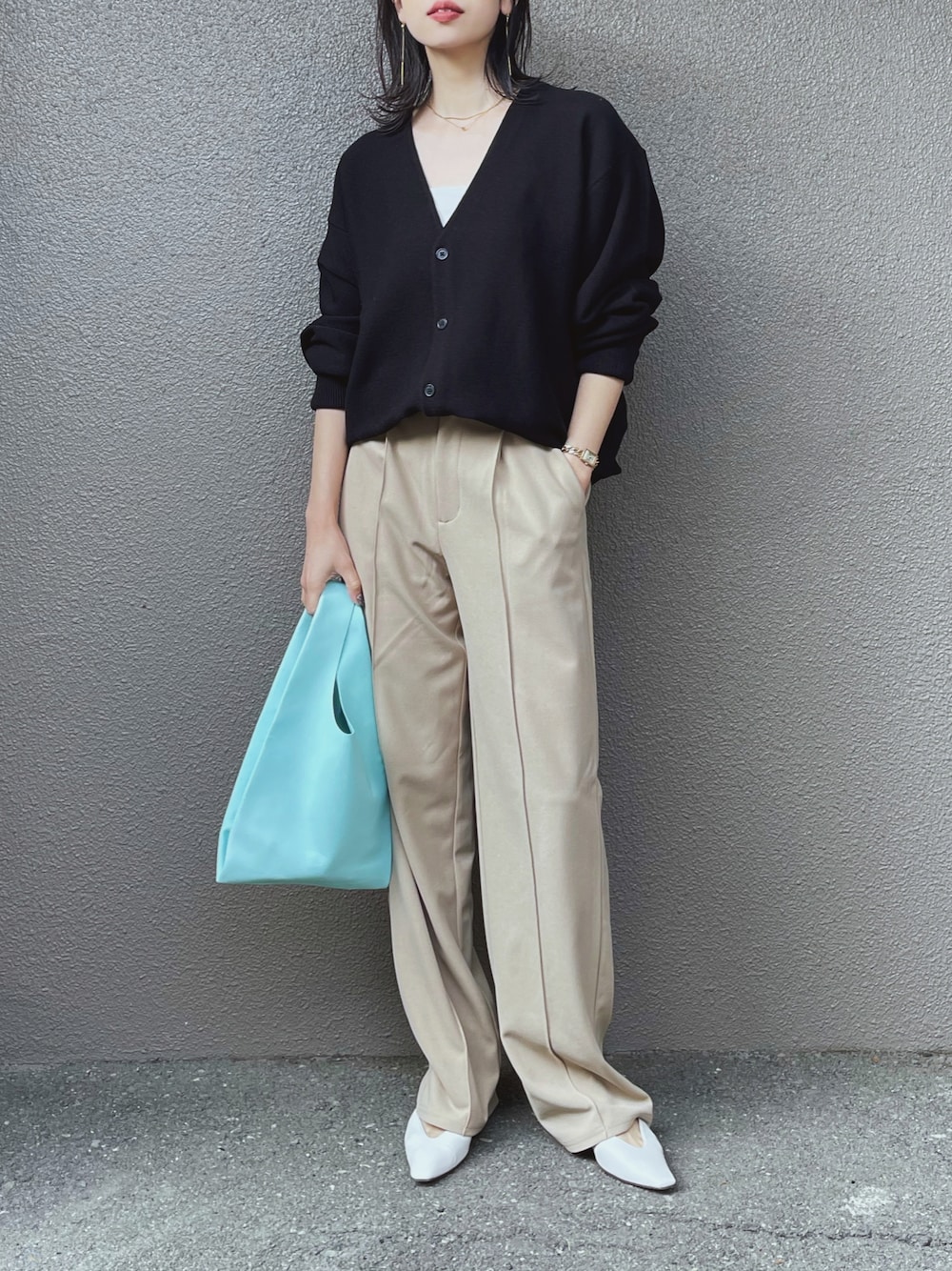 「カジュアルコーデ、シンプルスタイル、きれいめカジュアル、パンツコーデ、春コーデ、春服みてみて、トートバッグ、GU、GUコーデ、プチプラ、キレイめカジュアル、春カラー」｜「LE TALONの4cmナロースクエアドルセーパンプス（パンプス、ホワイト系）」を使った、さくらさん（骨格ストレート・レディース・163cm）の春コーディネートの1枚目の写真