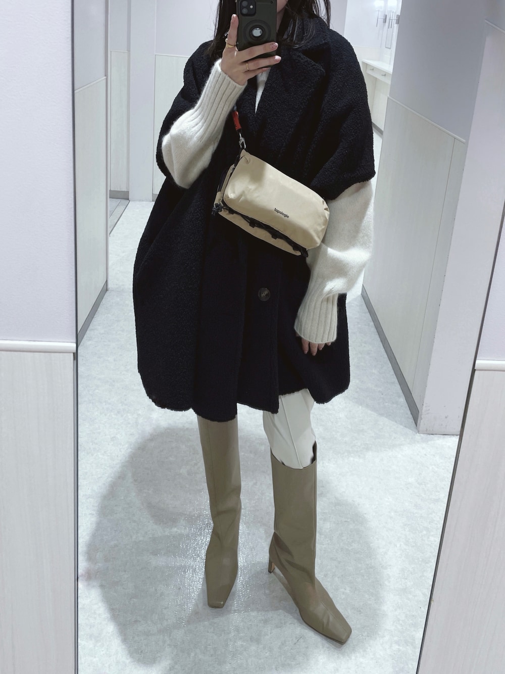 「PR、Topologie、サコッシュ、ボア、ボアコート、ロングブーツ、ファッションを楽しもう、秋冬コーデ、大人カジュアル、休日コーデ、ブーツイン、パンツスタイル、ビッグシルエット」｜「TopologieのBottle Sacoche ボトルサコッシュ【バッグ単体】（ショルダーバッグ、ベージュ系）」を使った、さくらさん（骨格ストレート・レディース・163cm）の秋コーディネートの1枚目の写真