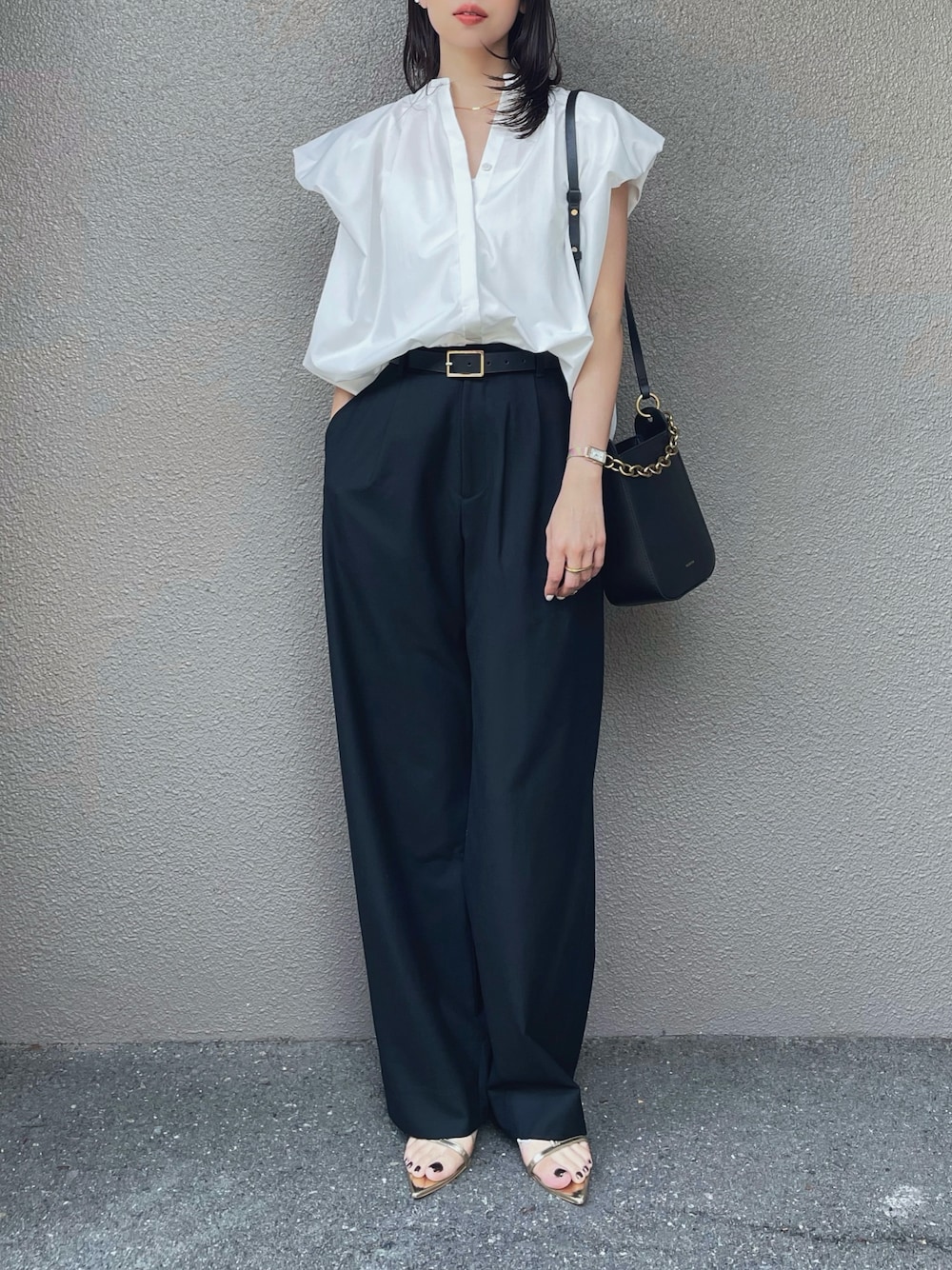 「PR、styledoor、夏コーデ、ブラウス、パンツスタイル、パンツコーデ、モノトーン、シンプルコーデ、オフィスカジュアル、きれいめカジュアル、骨格ストレート」｜「Emma Taylorのバルーンフレンチスリーブバンドカラーブラウス（シャツ/ブラウス、ホワイト系）」を使った、さくらさん（骨格ストレート・レディース・163cm）の夏コーディネートの1枚目の写真