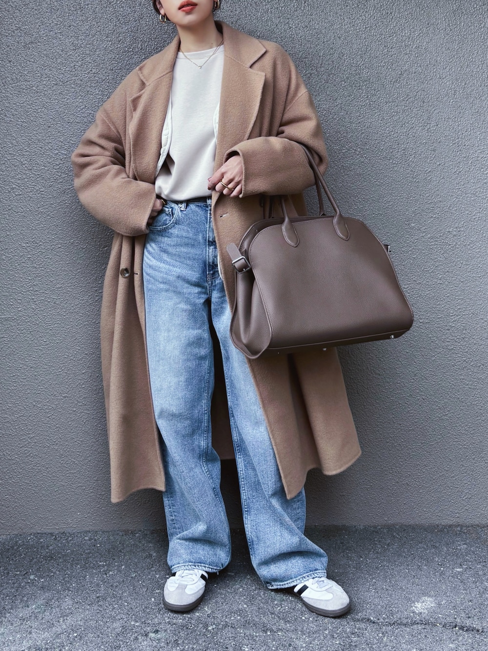 「PR、styledoor、冬コーデ、シンプルスタイル、ロングコート、スニーカー、デニム、冬アウター、ブラウンコーデ、きれいめカジュアル、チョコ色に染まれ、スウェット」｜「Emma Taylorのライトダンボールボリュームスリーブプルオーバー（Tシャツ/カットソー、ベージュ系）」を使った、さくらさん（骨格ストレート・レディース・163cm）の冬コーディネートの1枚目の写真