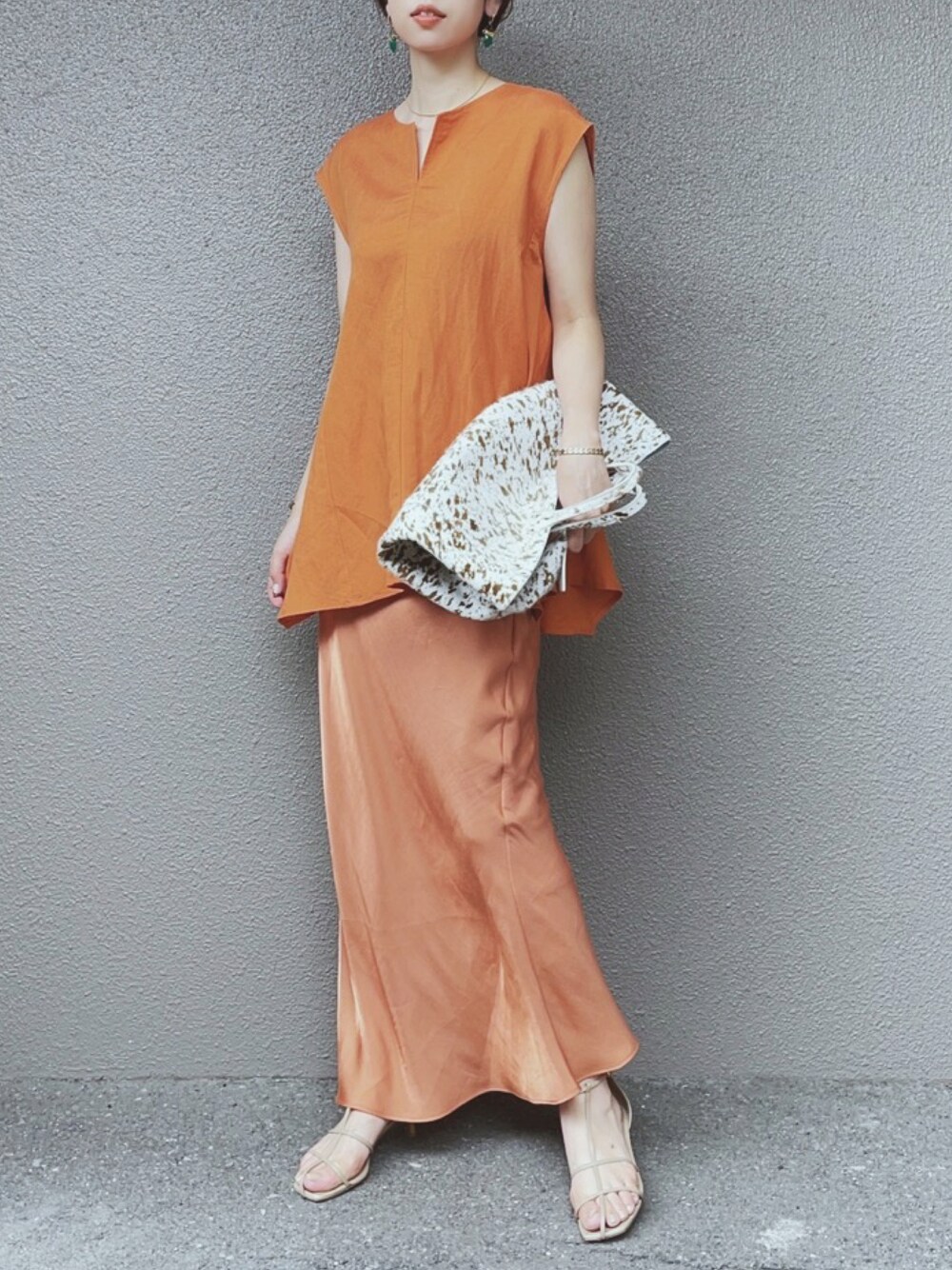 サテンナロースカートを使った人気ファッションコーディネート