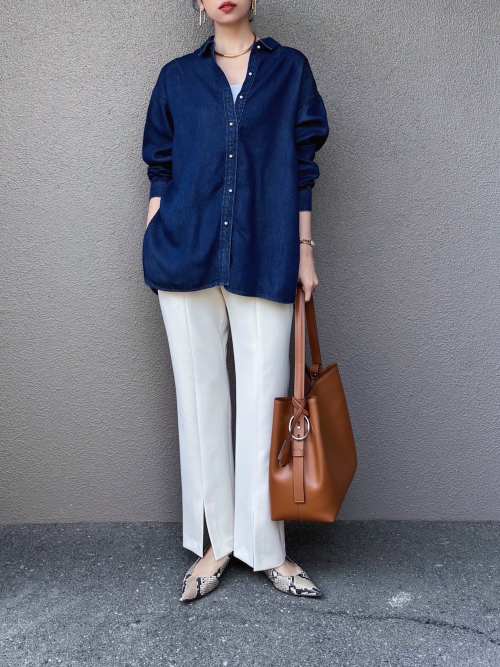 「PR、styledoor、デニムシャツ、春ファッション、春夏コーデ、きれいめコーデ、大人カジュアル、きれいめカジュアル、パンツスタイル、春コーデ、骨格ストレート、顔タイプエレガント」｜「Emma Taylorの【大人デニム】パール釦オーバーリヨセルデニムシャツ（シャツ/ブラウス、ブルー系）」を使った、さくらさん（骨格ストレート・レディース・163cm）の春コーディネートの1枚目の写真