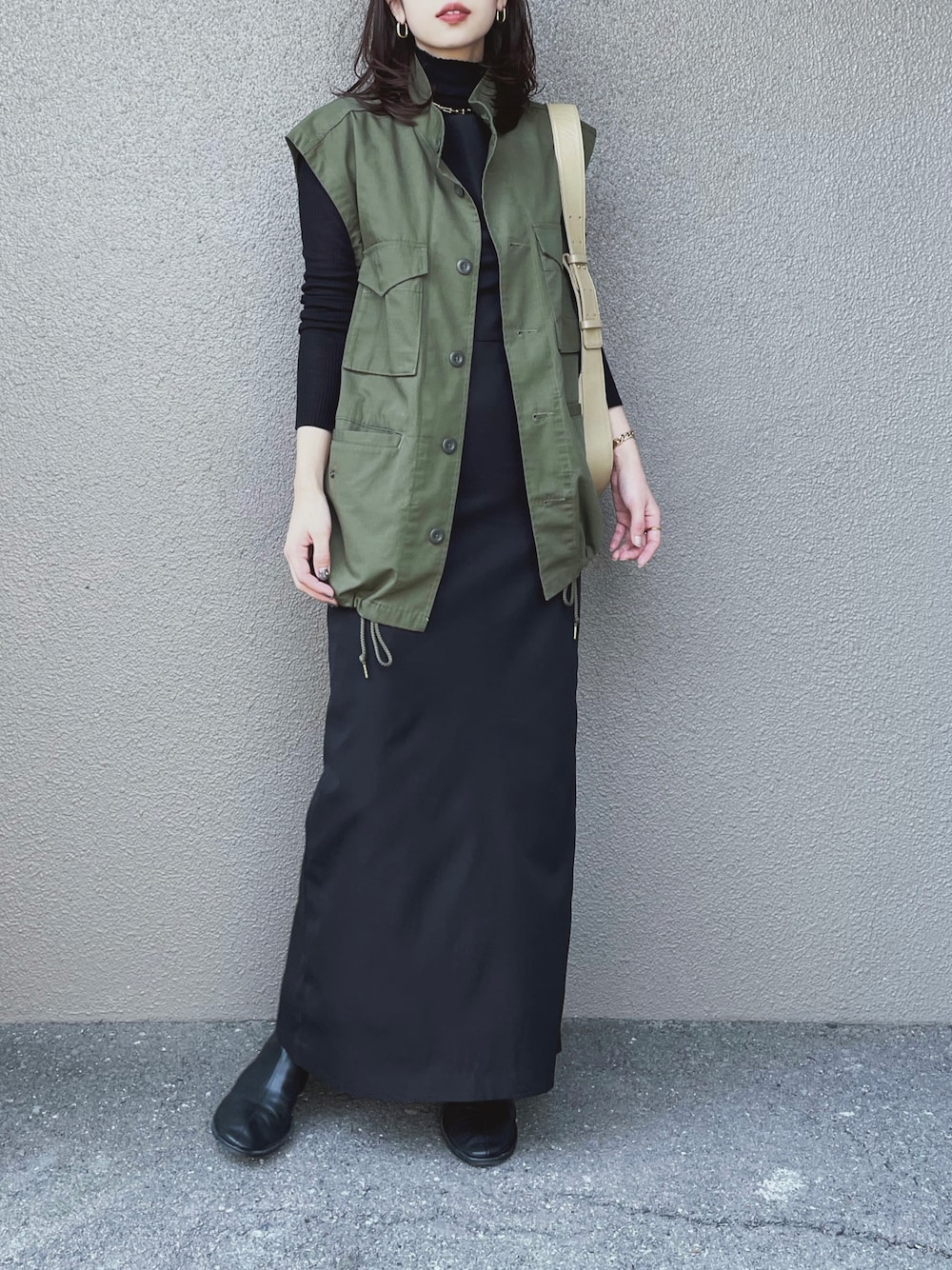 「春服デビュー宣言、ロングワンピース、春コーデ、オトナカジュアル、ミリタリー、ユーティリティベスト、GU、GUコーデ、レイヤードスタイル、着回しコーデ、ベストコーデ、きれいめカジュアル、ミリタリーベスト、ジャンパースカート、ジャンスカ」｜「HANNEの【RIKAコラボ】スクエアネックロングジャンスカ（ワンピース、ブラック系）」を使った、さくらさん（骨格ストレート・レディース・163cm）の春コーディネートの1枚目の写真