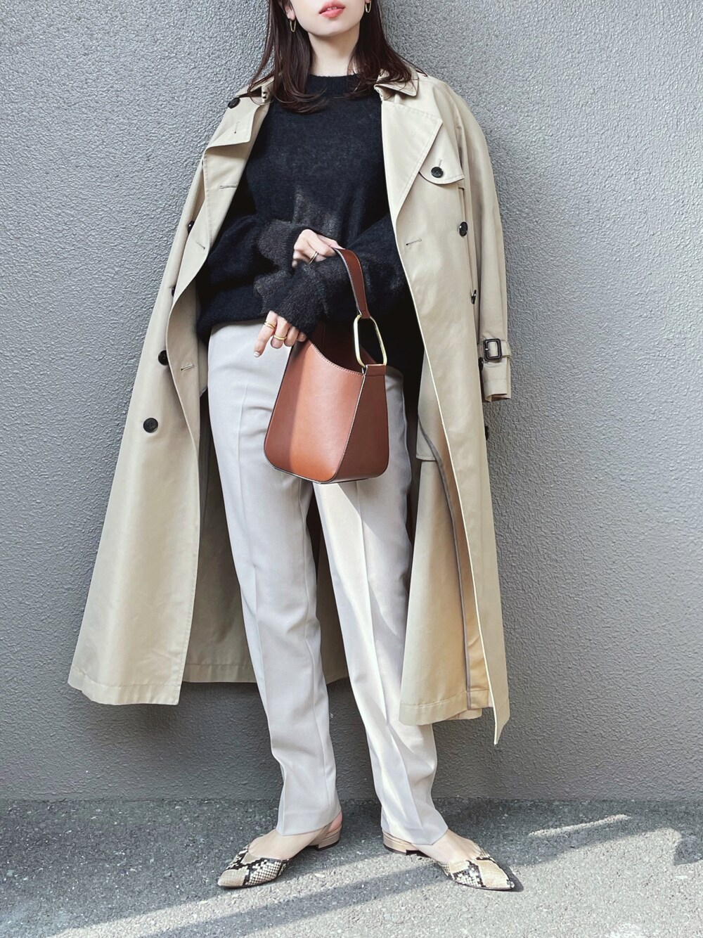 「春コーデ、トレンチコート、感動パンツ、ユニクロ、UNIQLO、シンプルコーデ、オトナカジュアル、きれいめカジュアル、パンツスタイル、今日のコスメと服」｜「UNIQLOのアイテム（パンツ、ベージュ系）」を使った、さくらさん（レディース・163cm）の冬コーディネートの1枚目の写真