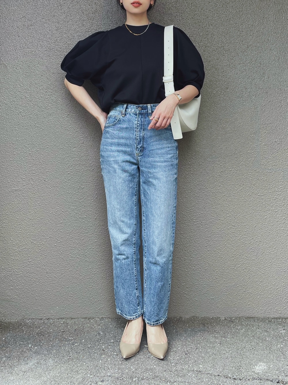 「PR、styledoor、おでかけコーデ、デニム、きれいめカジュアル、春夏コーデ、GU、シンプルコーデ、ボリューム袖」｜「Emma Taylorの【着ごこちシリーズ】ライトダンボールボリュームスリーブプルオーバー（Tシャツ/カットソー、ブラック系）」を使った、さくらさん（骨格ストレート・レディース・163cm）の春コーディネートの1枚目の写真