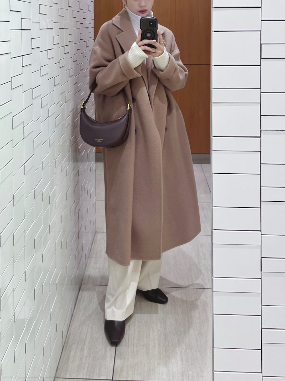「冬、冬アウター、ロングコート、タックワイドパンツ、GU、きれいめカジュアル、オフィスカジュアル、パンツスタイル、淡色コーデ、ワントーンコーデ、骨格ストレート」｜「N.O.R.Cのダブルロングリバーコート（チェスターコート、イエロー系）」を使った、さくらさん（骨格ストレート・レディース・163cm）の冬コーディネートの1枚目の写真