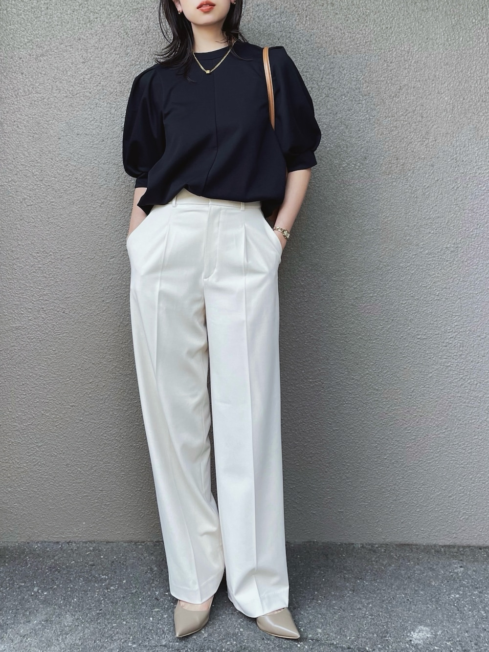 「きれいめカジュアル、オフィスカジュアル、シンプルコーデ、パンツスタイル、タックワイドパンツ、ユニクロ、styledoor、モノトーン、モノトーンコーデ、キレイめ、骨格ストレート」｜「Emma Taylorの【着ごこちシリーズ】ライトダンボールボリュームスリーブプルオーバー（Tシャツ/カットソー、ブラック系）」を使った、さくらさん（骨格ストレート・レディース・163cm）の春コーディネートの1枚目の写真