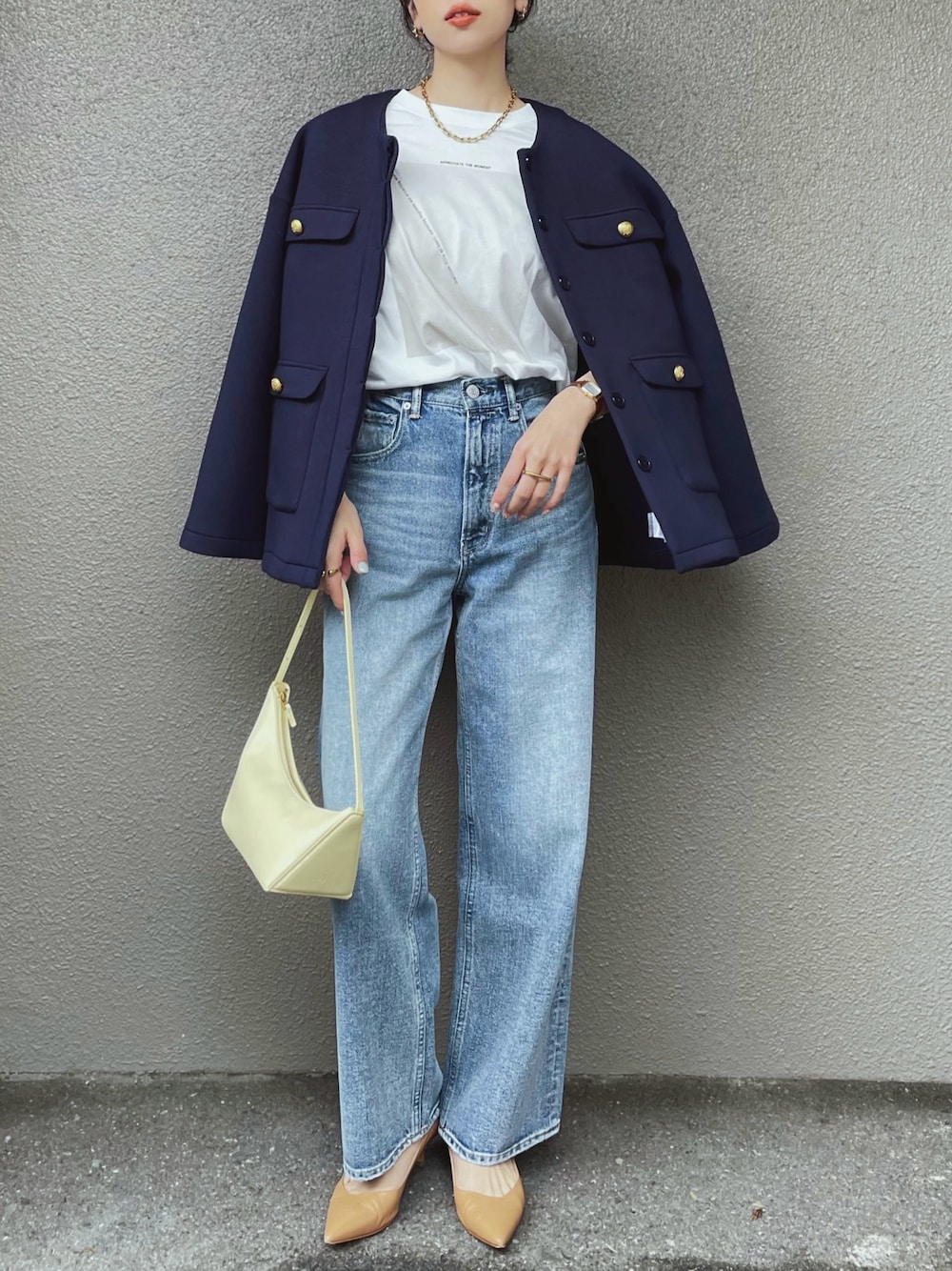 「PR、styledoor、春のNewスタイル、春アウター、デニム、ハイウエスト、プリントT、ロンT、きれいめカジュアル、春カラー、春コーデ、骨格ストレート」｜「Emma Taylorのゴールド釦ダンボールノーカラージャケット（ノーカラージャケット、ブルー系）」を使った、さくらさん（骨格ストレート・レディース・163cm）の春コーディネートの1枚目の写真