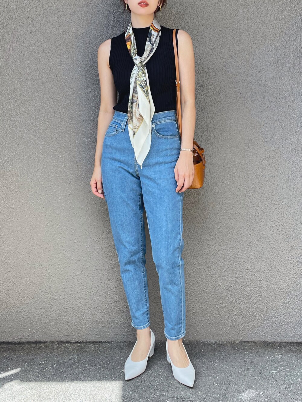 「Levi's、リーバイス、リーバイス21aw、テーパードパンツ、テーパードデニム、ジーンズ、デニムパンツ、デニムコーデ、きれいめカジュアル、パンツスタイル、パンツコーデ、スカーフ、ノースリーブ、ハイウエスト」｜「Levi'sのHIGH WAISTED TAPER  FYI（デニムパンツ、ブルー系）」を使った、さくらさん（レディース・163cm）の夏コーディネートの1枚目の写真