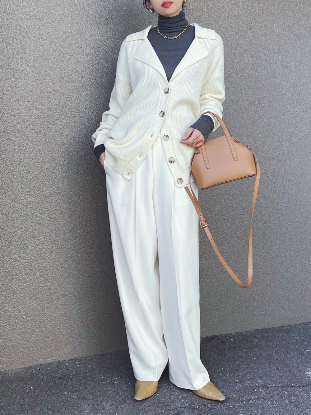「PR、アウトネット、theOutnet、アイリスアンドインク、IRIS&INK、ホワイトコーデ、タートルネック、グレー、ニットカーディガン、ワイドパンツ、きれいめカジュアル、ロングコート、レイヤードスタイル、ワントーンコーデ、淡色コーデ」｜「Iris & Inkのアイテム（トップス、ホワイト系）」を使った、さくらさん（骨格ストレート・レディース・163cm）の冬コーディネートの1枚目の写真
