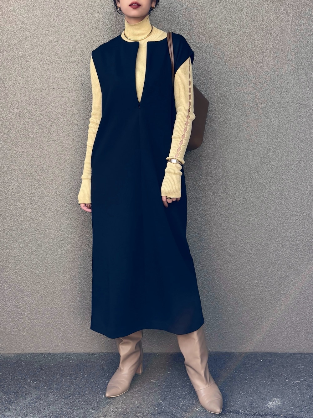 「春コーデ、春色、ワンピース、きれいめカジュアル、大人カジュアル、シンプルスタイル、レイヤードスタイル、オフィスカジュアル、骨格ストレート」｜「Emma Taylorの【オケージョンにも◎】ライトダンボールフロント2wayワンピース（ワンピース、ブラック系）」を使った、さくらさん（骨格ストレート・レディース・163cm）の春コーディネートの1枚目の写真
