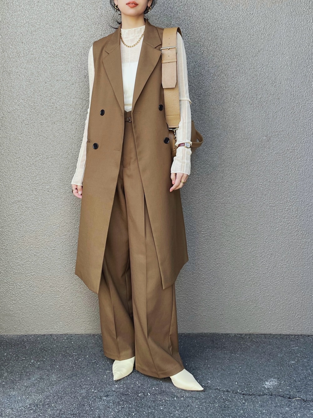 「春のおしゃ見えテクニック、春服、セットアップ、GUコーデ、ロングジレ、ジレ、ワイドパンツ、オフィスカジュアル、きれいめカジュアル、春アウター、春コーデ、ニット、キレイめコーデ」｜「STYLEMIXERのシアーソルベワイドリブニット（ニット/セーター、オレンジ系）」を使った、さくらさん（骨格ストレート・レディース・163cm）の春コーディネートの1枚目の写真