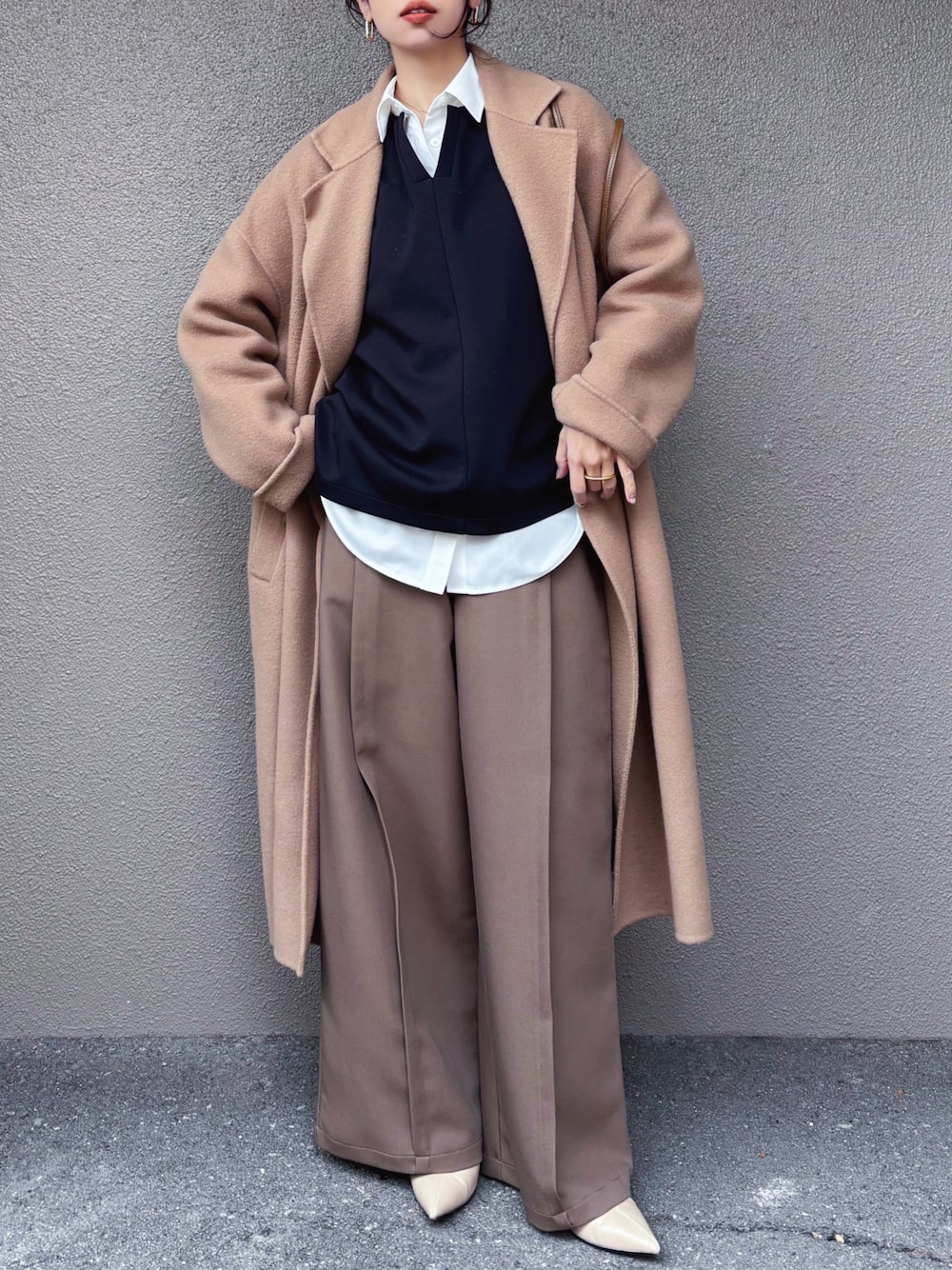 「PR、styledoor、レイヤードスタイル、ワイドパンツ、ワントーンコーデ、きれいめカジュアル、大人コーデ、シンプルスタイル、大人カジュアル、ロングコート、骨格ストレート、オフィスカジュアル」｜「Emma Taylorのライトダンボールテントシルエットプルオーバー（Tシャツ/カットソー、ブラック系）」を使った、さくらさん（骨格ストレート・レディース・163cm）の冬コーディネートの1枚目の写真