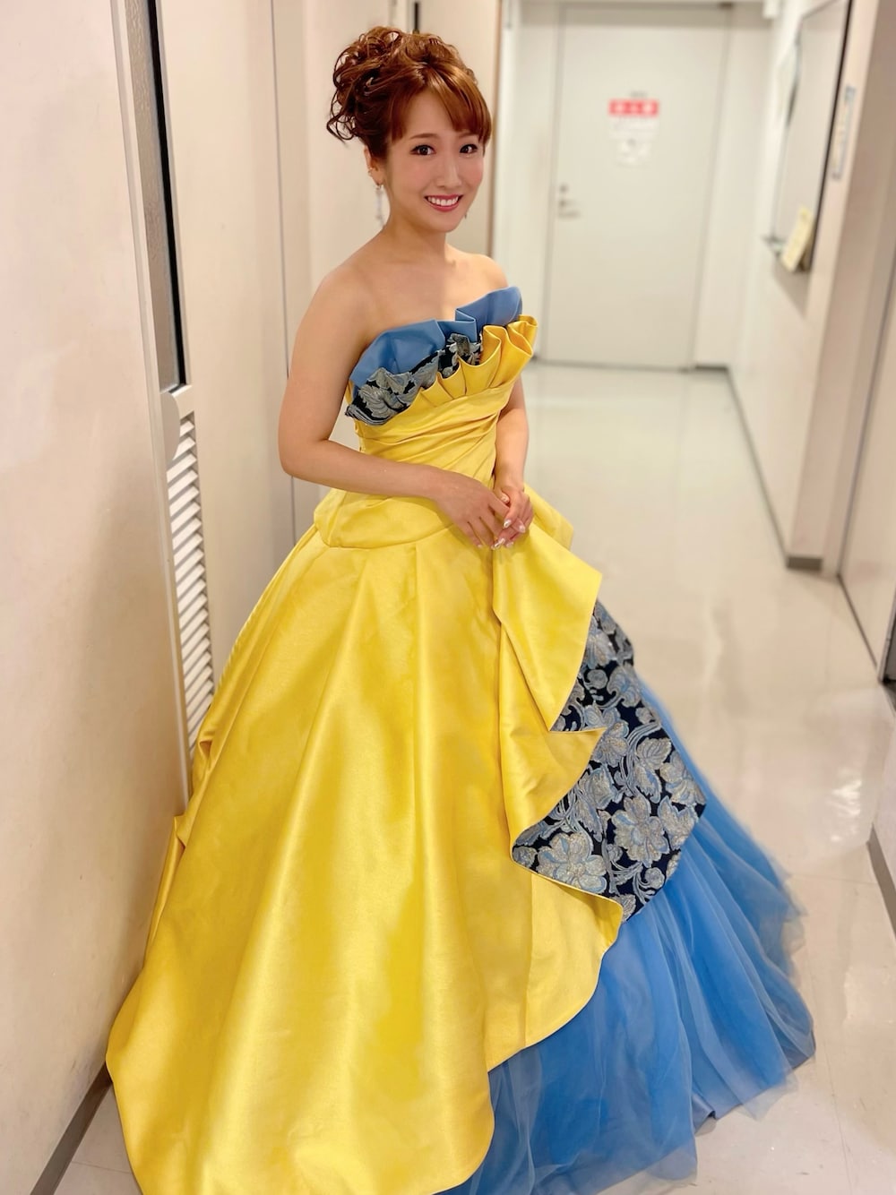 辰巳真理恵｜黄色と青のドレス💛💙のドレスを使ったコーディネート - WEAR