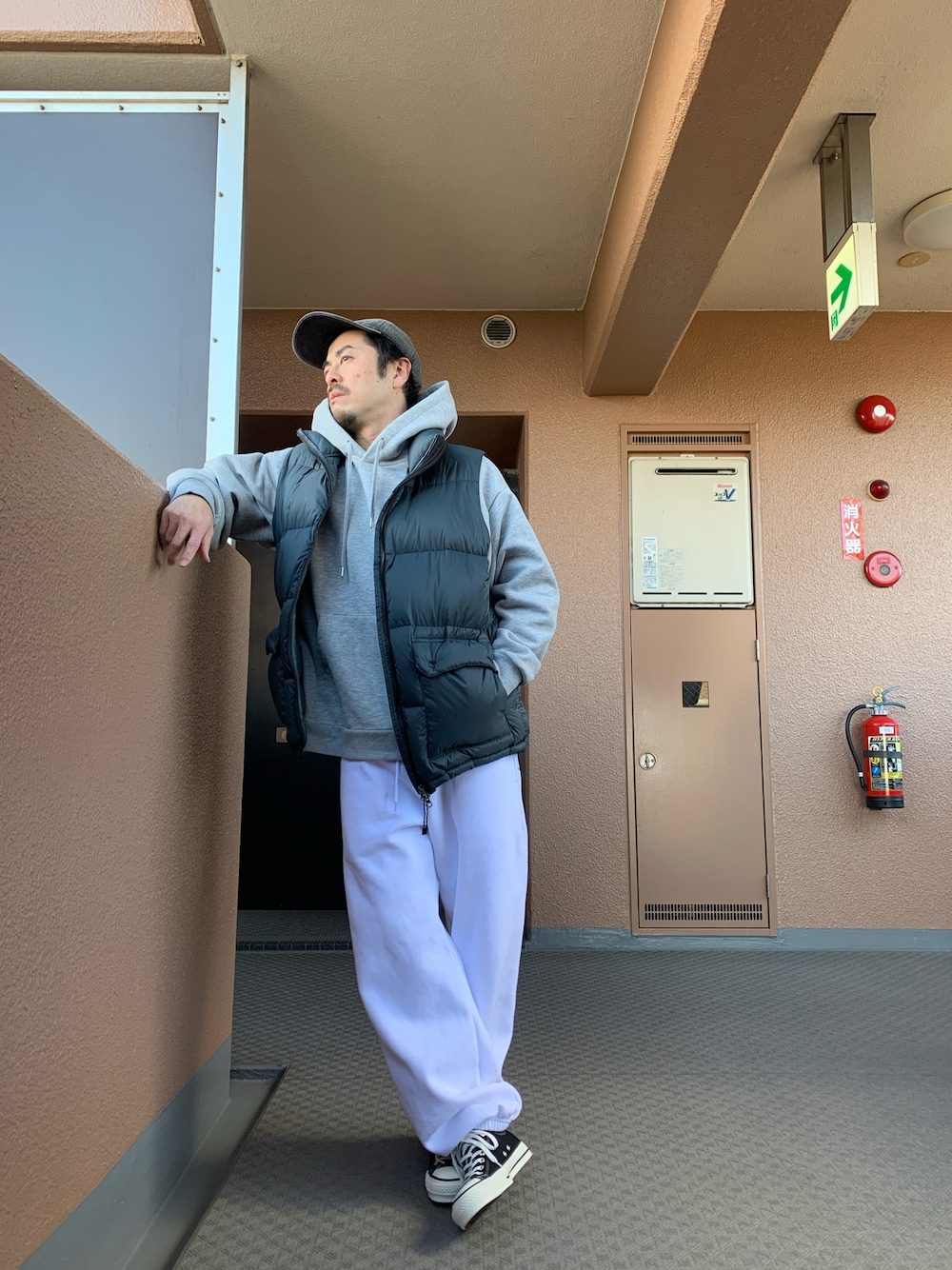「真冬のあったかスタイル、プチプラ、ラフコーデ、おしゃれさんと繋がりたい、スウェットパンツ、ストリートコーデ」｜「B.C STOCKのC.B.P スウェットパンツ（スウェットパンツ、ホワイト系）」を使った、HIROさん（メンズ・164cm）の冬コーディネートの1枚目の写真