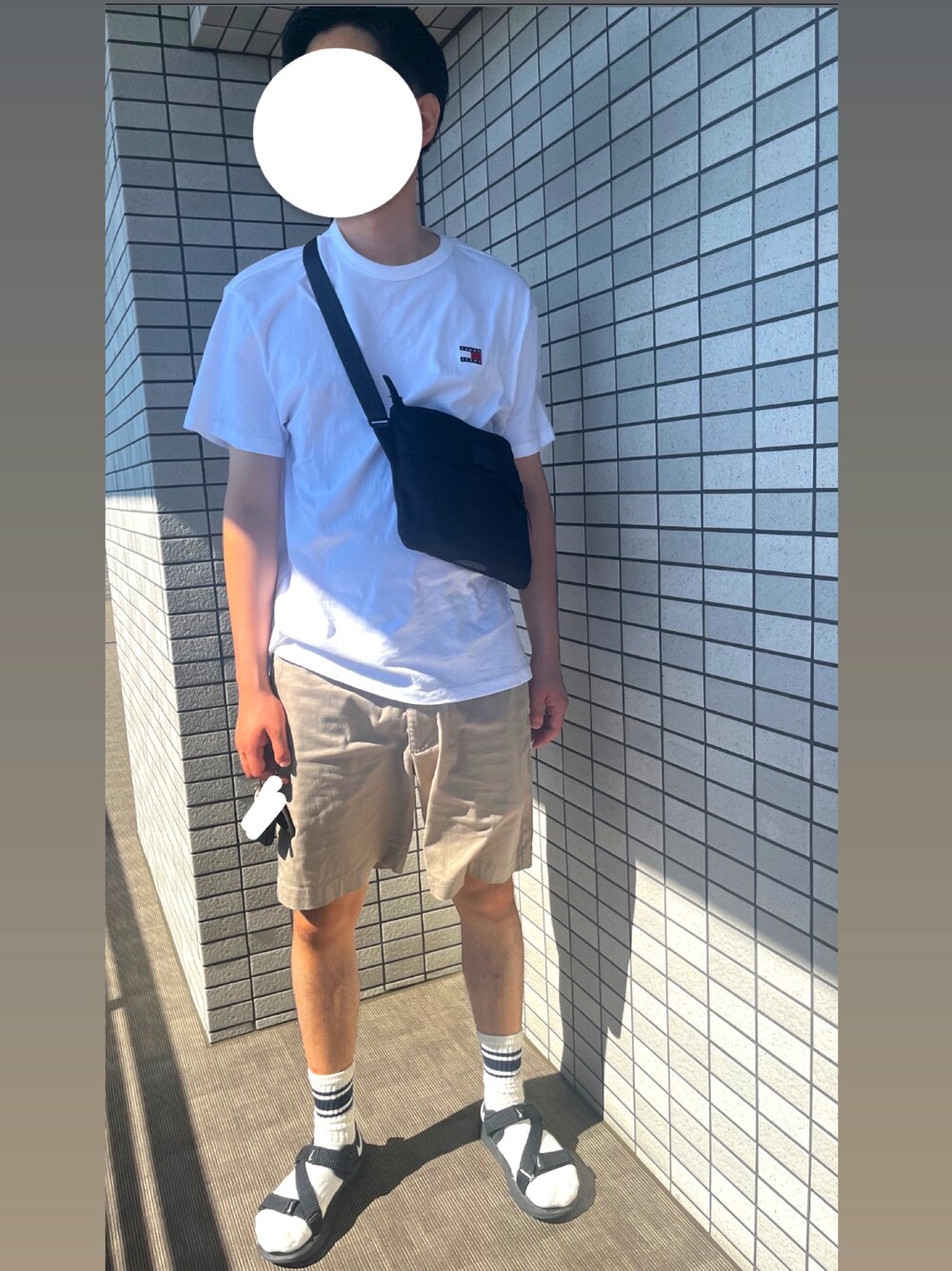 ブラック系のサンダル、ベージュ系のその他パンツ、ブラック系のショルダーバッグを着用したメンズの夏コーディネートの1枚目の写真