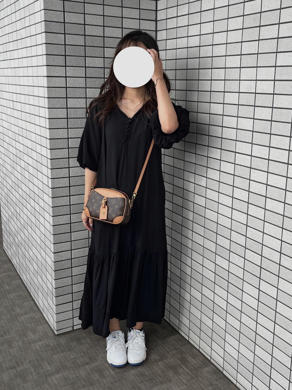 「ワンピースコーデ、夏コーデ、シンプルスタイル、シンプル」｜「NEW BALANCEのアイテム（スニーカー、ホワイト系）」を使った、kanaさん（レディース・154cm）の秋コーディネートの1枚目の写真
