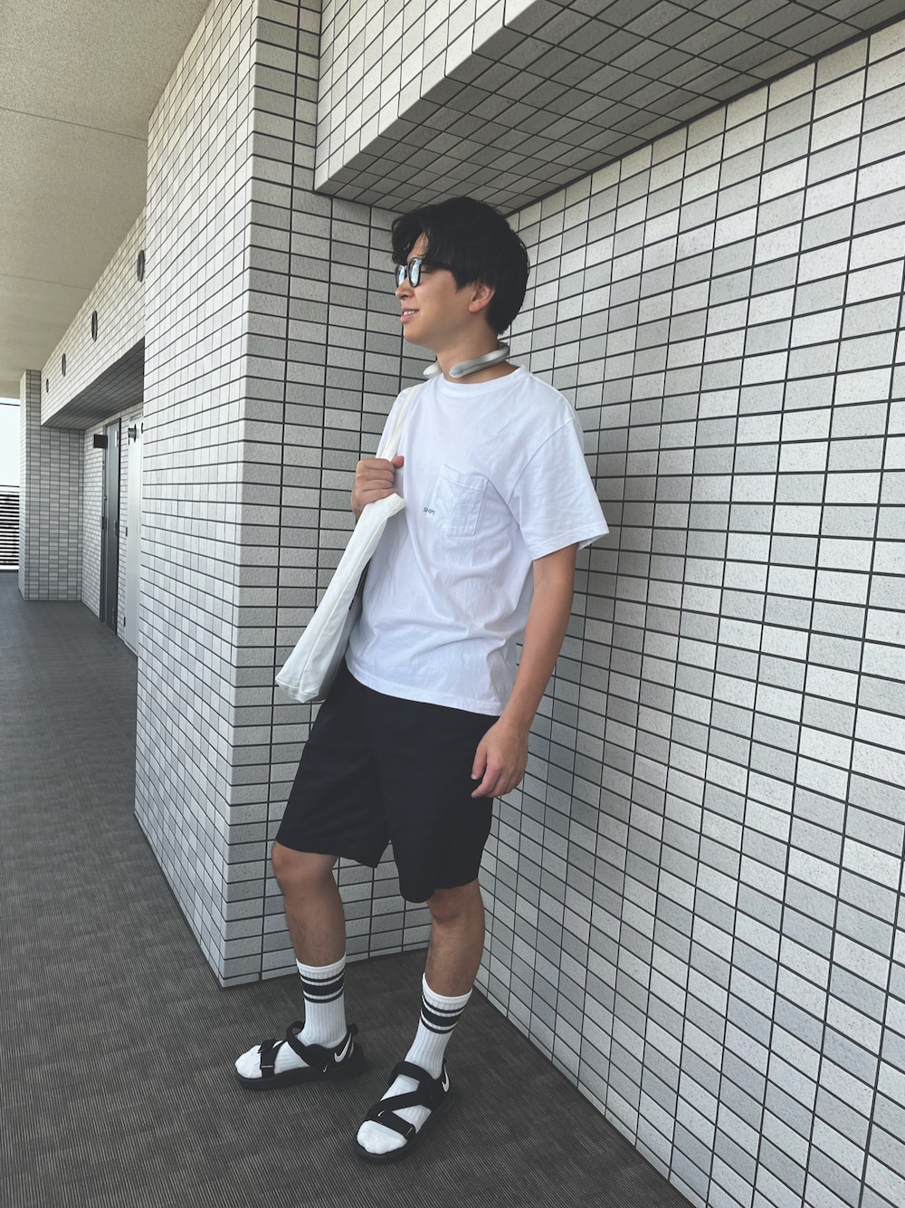 「夏コーデ、シンプルコーデ、ハーフパンツ、白Tシャツ、半袖シャツ、シンプルスタイル」｜「NIKEのアイテム（サンダル、ブラック系）」を使った、kanaさん（メンズ・176cm）の夏コーディネートの1枚目の写真