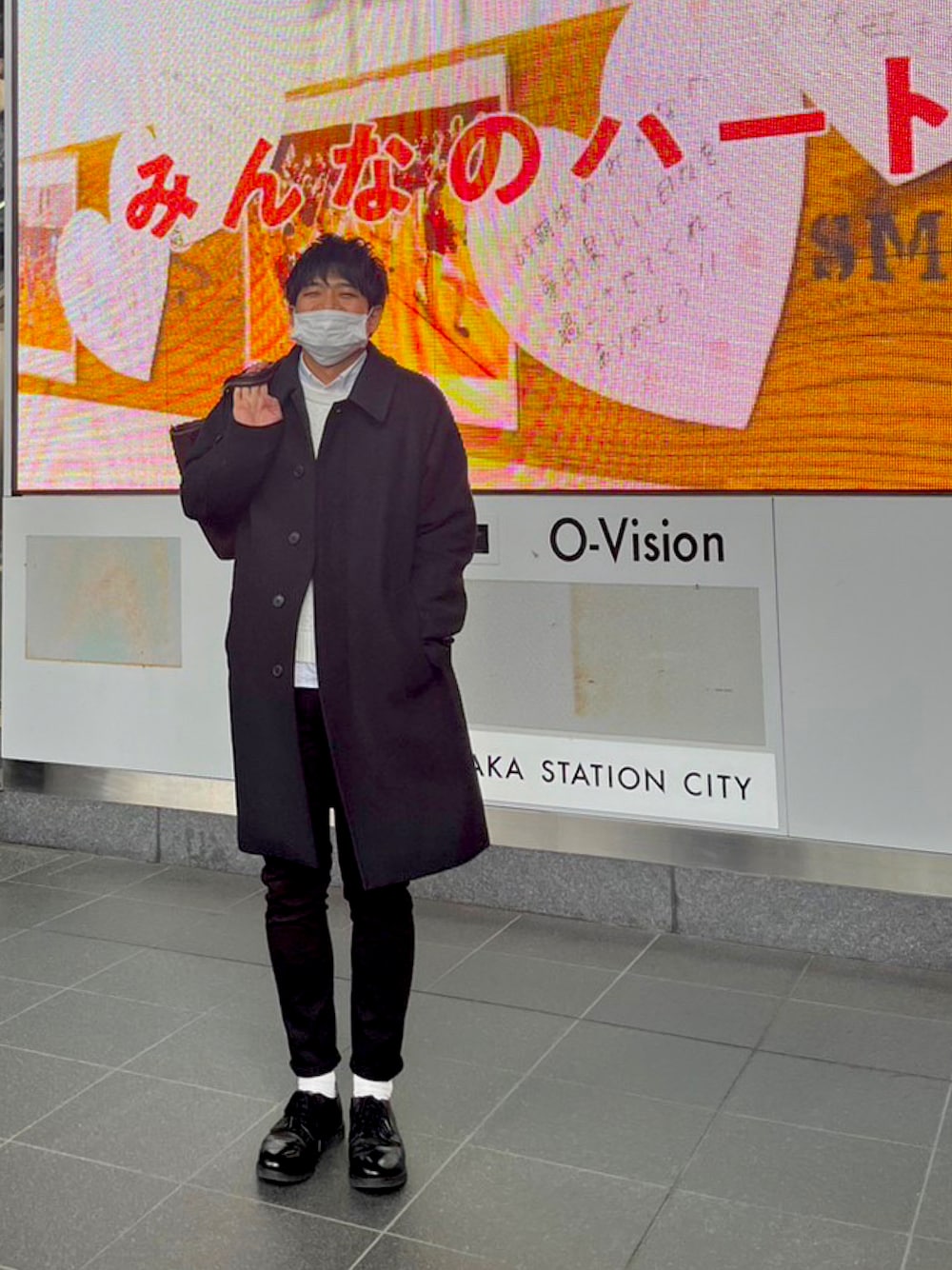 「大人コーデ、モノトーン、UNIQLO、オトナカジュアル、シンプル、コートコーデ、休日スタイル、きれいめコーディネート」｜「UNIQLOのアイテム（チェスターコート、ブルー系）」を使った、しゅんたろさん（メンズ・177cm）の冬コーディネートの1枚目の写真