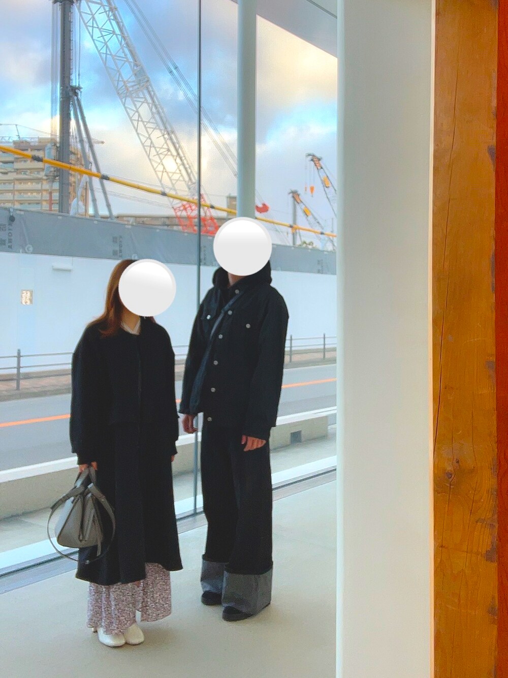 ブラック系のデニムジャケット、ブラック系のデニムパンツ、ブラック系のブーツを着用したメンズの冬コーディネートの1枚目の写真