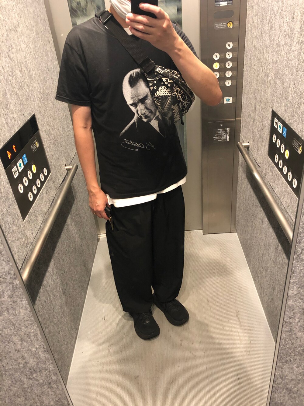 「メンズファッション、休日コーデ、シンプル、モノトーン、スニーカー、おしゃれさんと繋がりたい、ミニバッグ、ワイドパンツ、黒Tシャツ、フォローお願いします、古着MIX」｜「GUのアイテム（カーゴパンツ、ブラック系）」を使った、daisukeさん（メンズ・178cm）の秋コーディネートの1枚目の写真