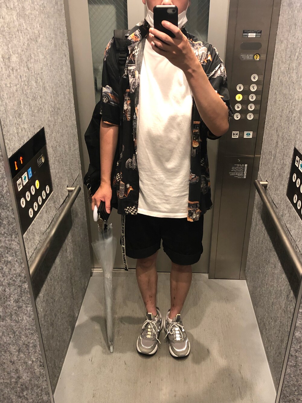 「休日スタイル、シンプルコーデ、オーバーサイズ、Tシャツ、お洒落さんとつながりたい、UNIQLO、ブラック、スニーカー、モノトーン、GU、シャツコーデ」｜「UNIQLOのスイムアクティブショートパンツ（その他パンツ、ブラック系）」を使った、daisukeさん（メンズ・178cm）の夏コーディネートの1枚目の写真