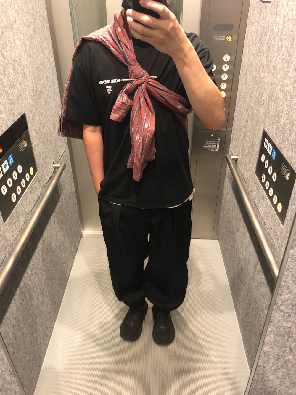 「休日スタイル、いいね、save、フォローお願いします🤑、モノトーン、ブラックコーデ」｜「寅一のアイテム（パンツ、ブラック系）」を使った、daisukeさん（メンズ・178cm）の秋コーディネートの1枚目の写真