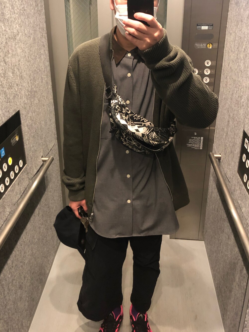 「春コーデ、スニーカーコーデ、おしゃれさんと繋がりたい、古着MIX」｜「Maison MargielaのMaison Margiela “CROSSBODY” ミディアムショルダーバック（ショルダーバッグ、ブラック系）」を使った、daisukeさん（メンズ・178cm）の春コーディネートの1枚目の写真
